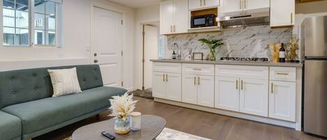 Kühlschrank, Mikrowelle, Ofen, Hochstuhl