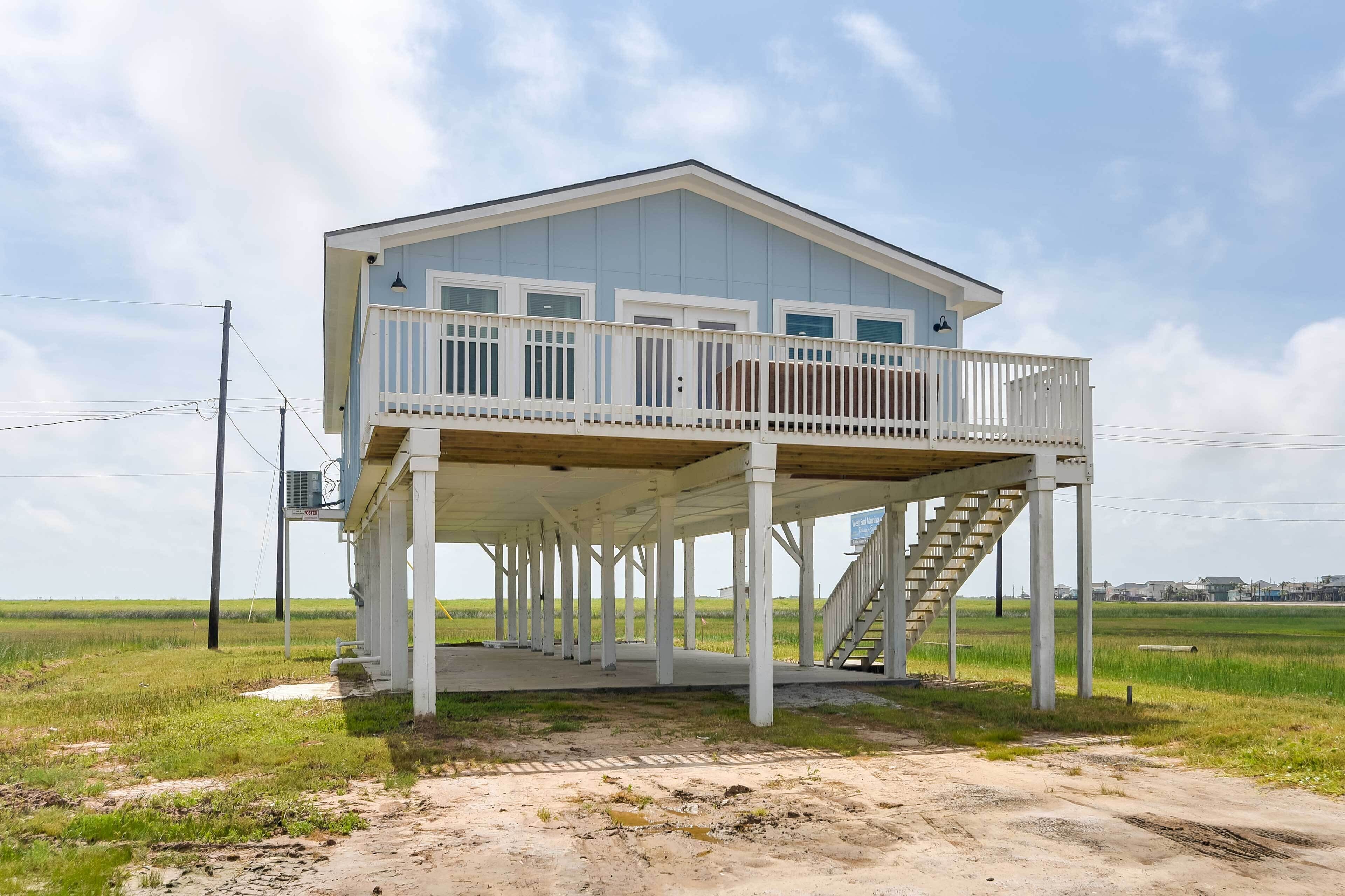 Breezy Freeport Home w/ Deck - 2 Mi to Beach!