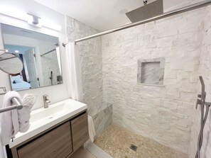 Shower, hair dryer, towels, soap - Lakehouse Boat Dock, Kayaks, Fire-Pit, Pool Table, Air Hockey, Hammock, King Bed (New Fairfield)