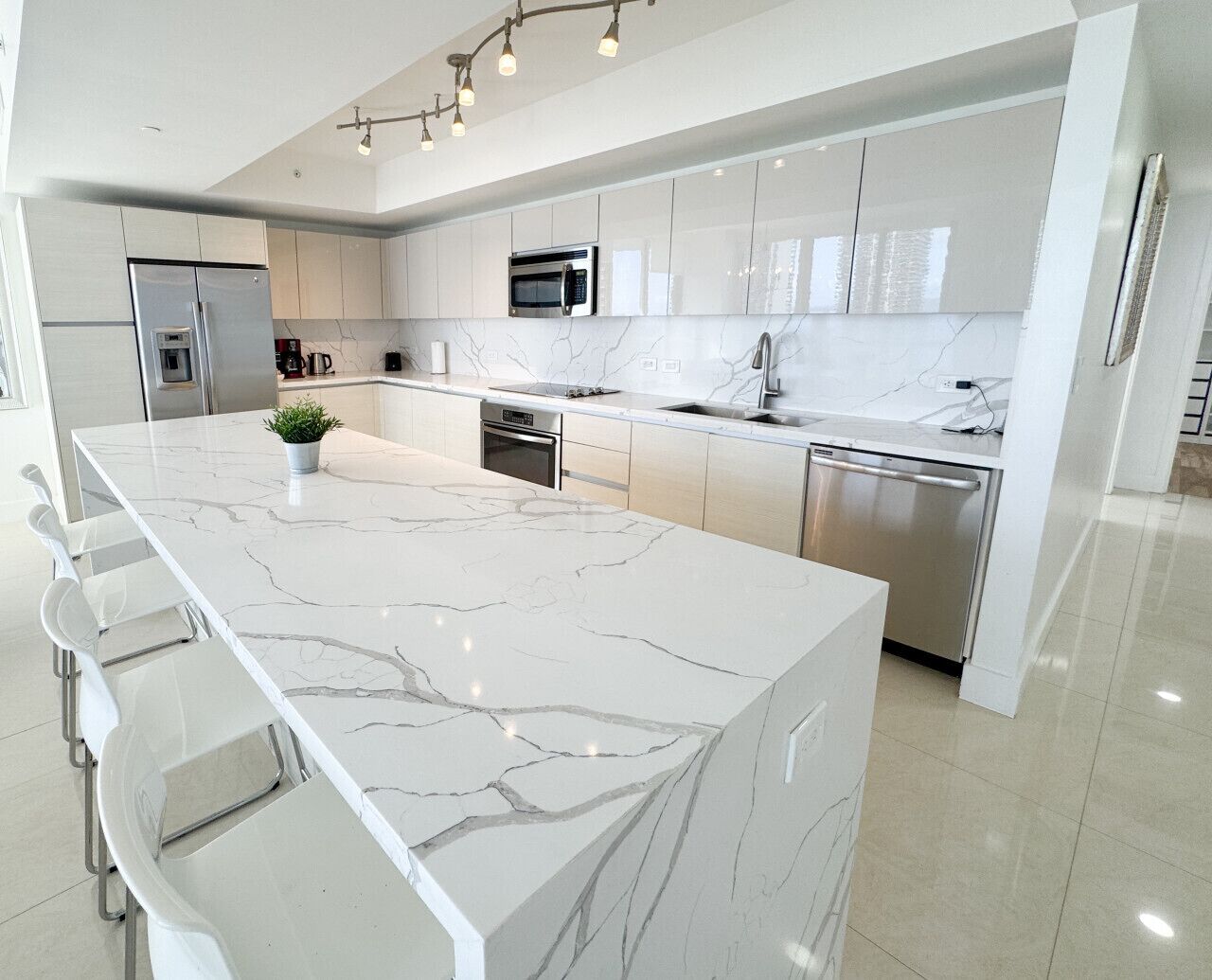 Kylskåp, kaffe- och tebryggare och grytor/köksredskap