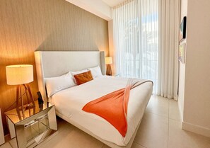 1 bedroom, desk, iron/ironing board, travel cot - Incredible One Bedroom apartment w Water View (Hollywood Beach)