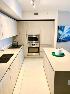Kühlschrank, Wasserkocher mit Kaffee-/Teezubehör, Toaster