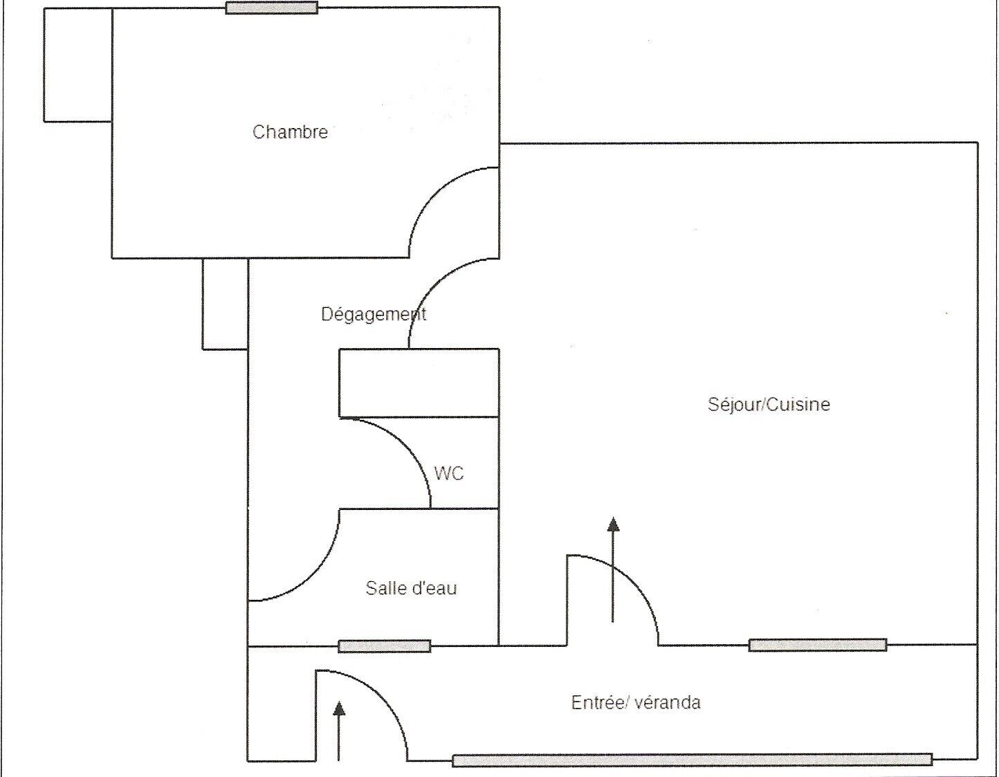 Plano de planta que muestra un salón, un aseo, un baño y la entrada.