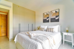 1 chambre, fer et planche à repasser, lit de bébé portatif, Wi-Fi