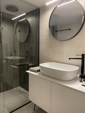 Hair dryer, towels, soap, shampoo - Modern & Spacious 3bdr apartment (Athina)