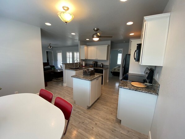 Réfrigérateur, micro-ondes, four, plaque de cuisson