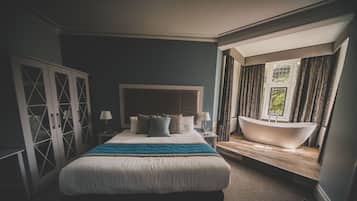 Roupas de cama premium, cofres nos quartos, escrivaninha