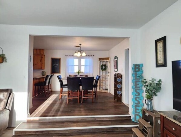 Interior - Rustic retreat-near the Canyon (Canyon)