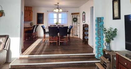 Rustic retreat-near the Canyon