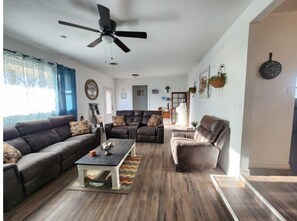 TV - Rustic retreat-near the Canyon (Canyon)