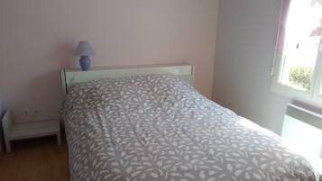 2 habitaciones, tabla de planchar con plancha, wifi y ropa de cama