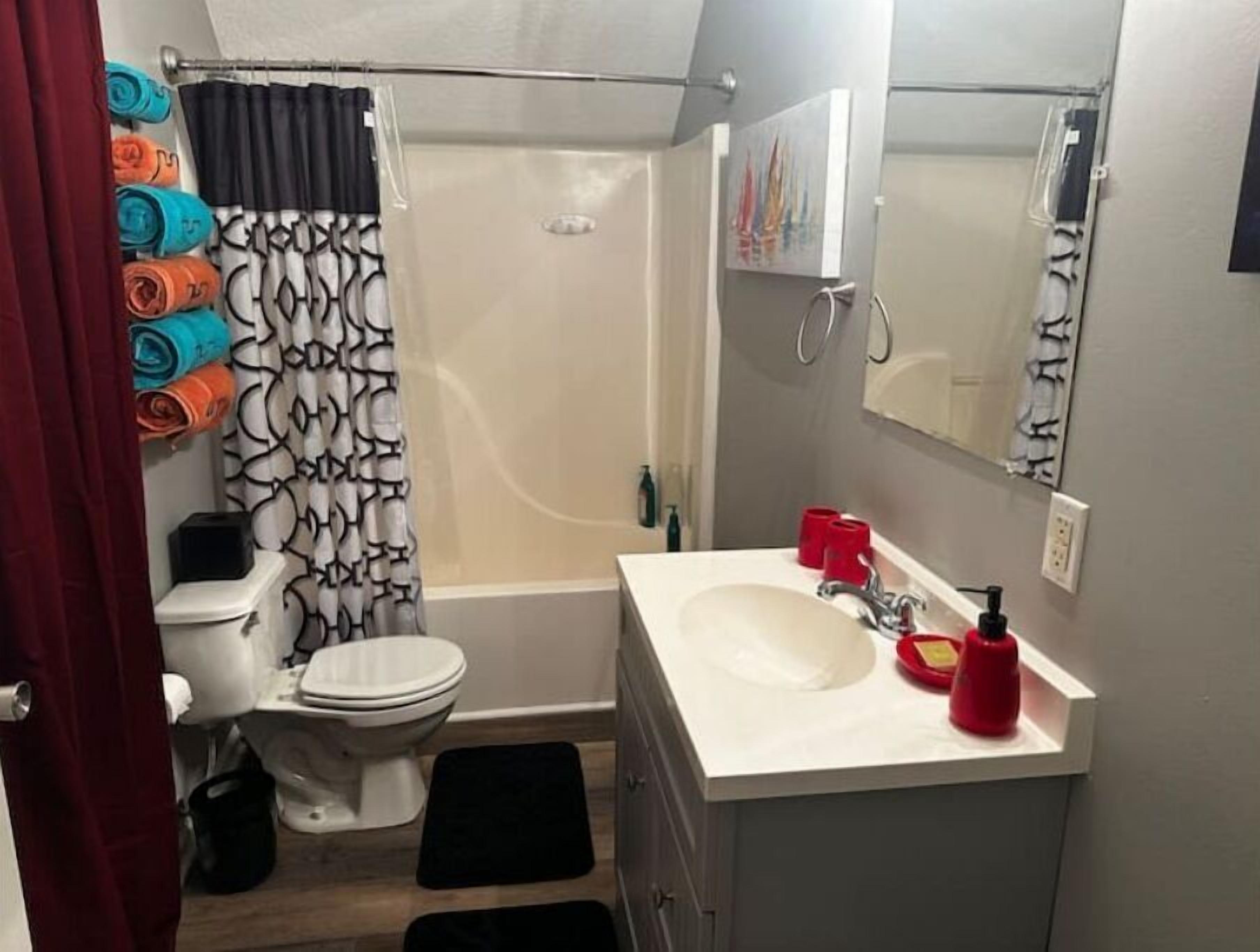 Ducha, secador de pelo, toallas, jabón