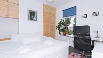 2 bedrooms, internet, bed sheets