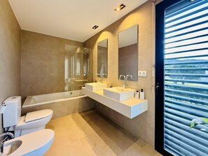 Shower, hair dryer, towels - Paladium CostaBravaSi - Pool, A/C, BBQ, garden (Santa Cristina d'Aro)