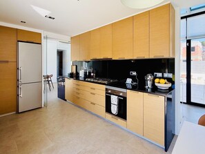 Kühlschrank, Mikrowelle, Ofen, Geschirrspüler