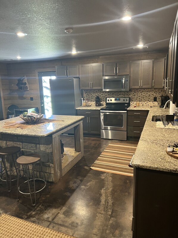 Kjøleskap, mikrobølgeovn, ovn og kokeplater