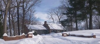 Stunning Queen BR w/Bathroom & Overlooking Pond