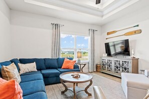 TV connectée, espaces bureaux, écrans d'ordinateur