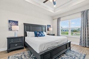 4 chambres, bureau, fer et planche à repasser, lit parapluie