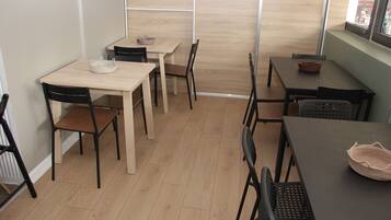 Petit déjeuner en libre-service compris tous les jours