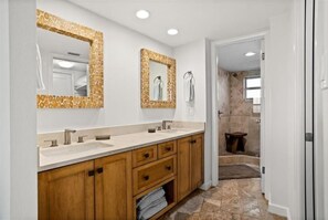 Shower, hair dryer, towels, soap - Gorgeous 2 Bed 2 Bath Gulf front, just steps to the white powder beach (Siesta Key)