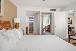 2 bedrooms, WiFi, bed sheets, wheelchair access - Gorgeous 2 Bed 2 Bath Gulf front, just steps to the white powder beach (Siesta Key)