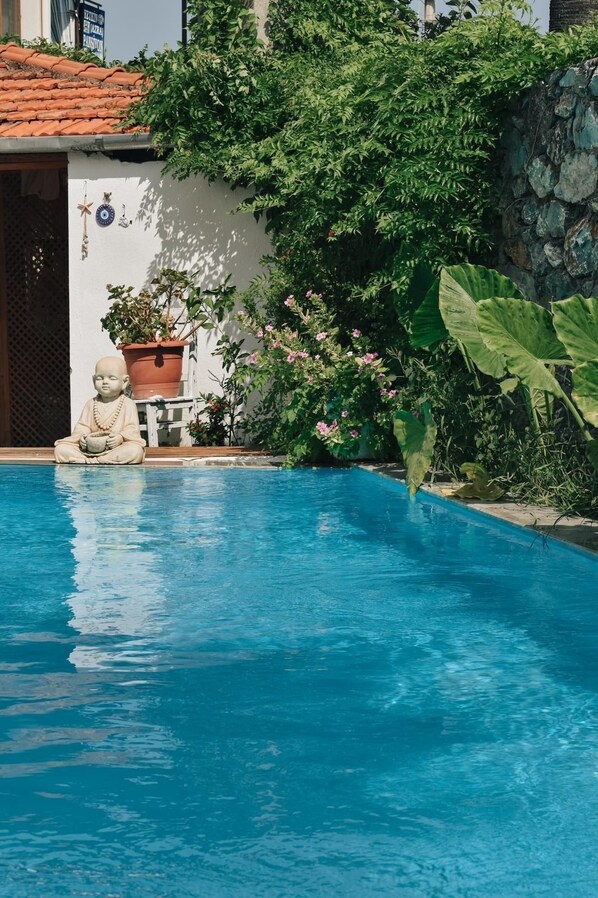 Piscine extérieure (ouverte en saison), parasols de plage