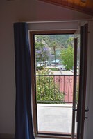 Escritorio, wifi gratis y ropa de cama 