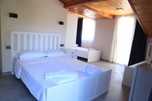 Escritorio, wifi gratis y ropa de cama 