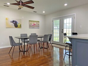 Dining - Cozy two bedroom near the airport with a large backyard (Harlingen)