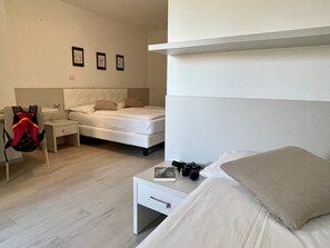 Escritorio, wifi gratis y ropa de cama 