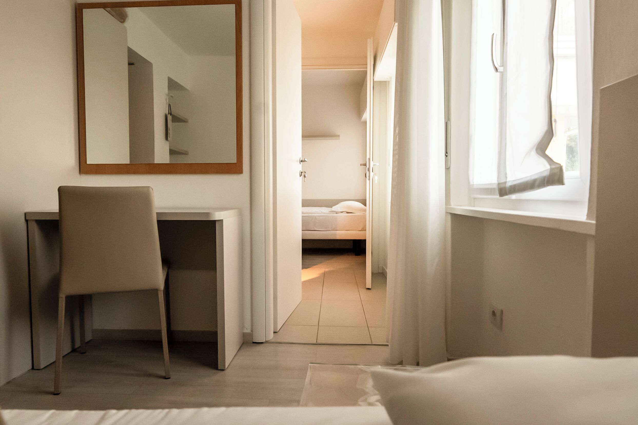 Escritorio, wifi gratis y ropa de cama 