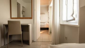 Escritorio, wifi gratis y ropa de cama