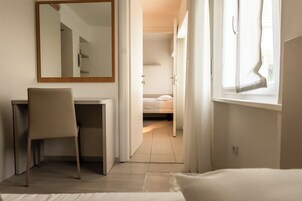 Escritorio, wifi gratis y ropa de cama 