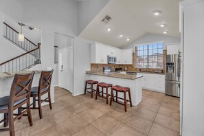 Frigorifero, microonde, forno, piano cottura