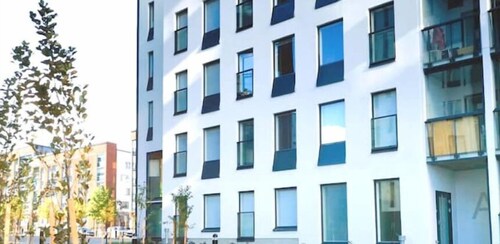 Modern Ruby studio 5min to Airport 20min to center