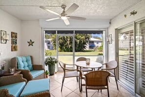 Dining - Vanderbilt Beach Condo (Naples)