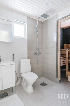 Combined shower/bathtub