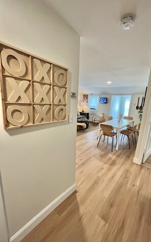 Dining - This Cozy Cottage is located a few minutes from the downtown area and the beach. (Fort Pierce)