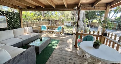 This Cozy Cottage is located a few minutes from the downtown area and the beach.