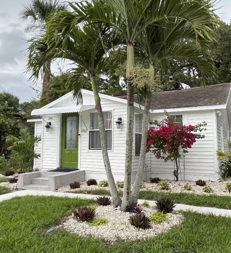 This Cozy Cottage is located a few minutes from the downtown area and the beach.