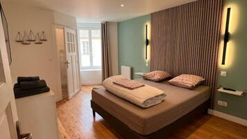 5 bedrooms, desk, iron/ironing board, WiFi