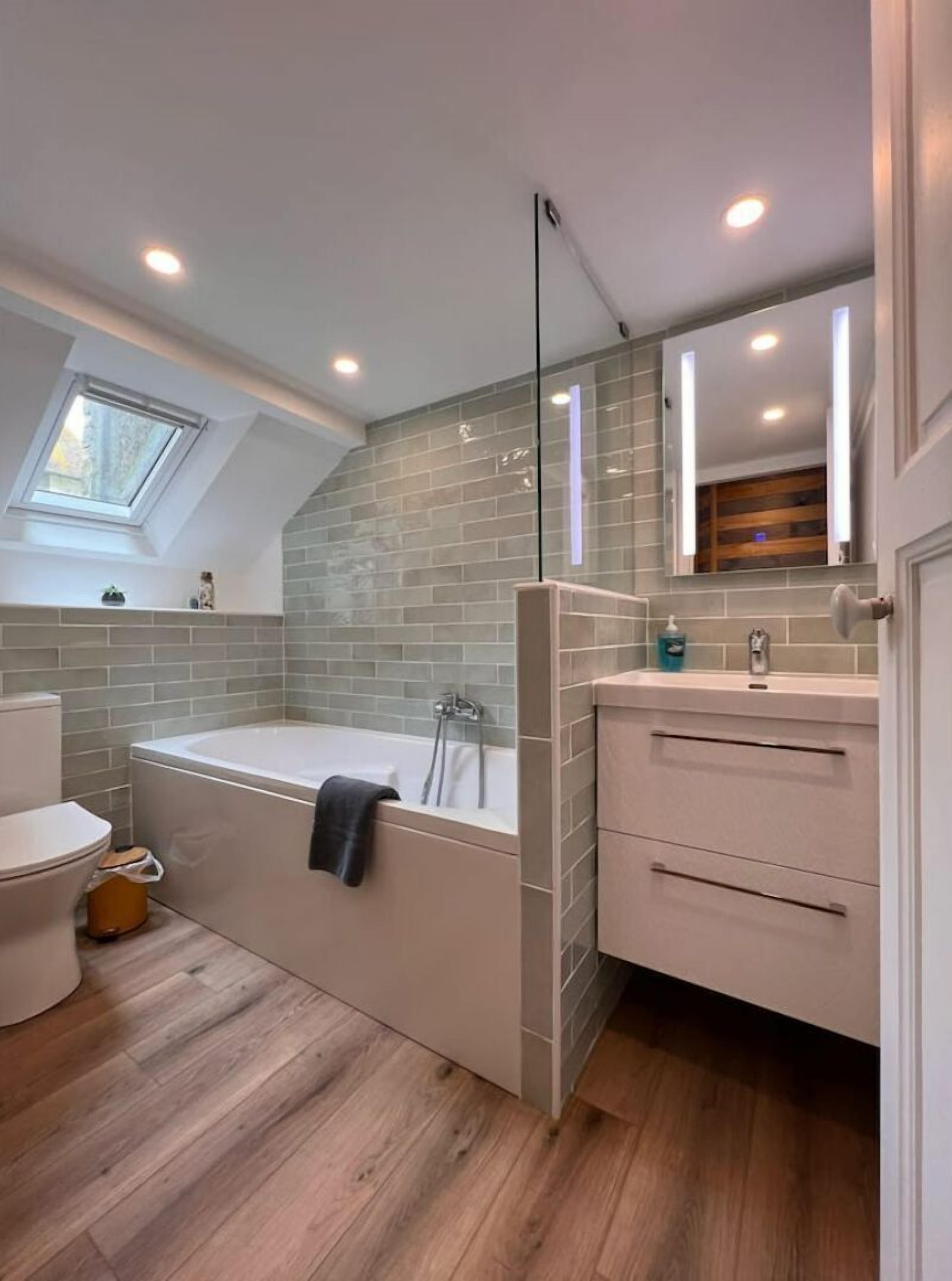 Douche, séchoir à cheveux, serviettes fournies, papier de toilette