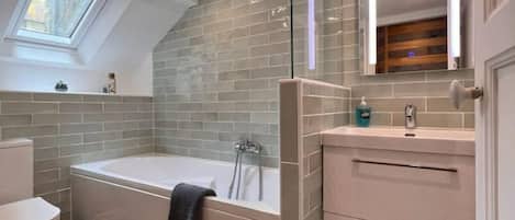 Douche, séchoir à cheveux, serviettes fournies, papier de toilette