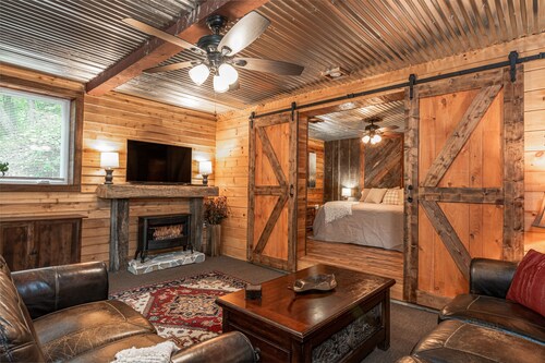 Foxwood Cabin - Hot Tub, Waterfalls & Pet-Friendly