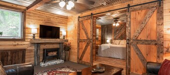 Foxwood Cabin - Hot Tub, Waterfalls & Pet-Friendly