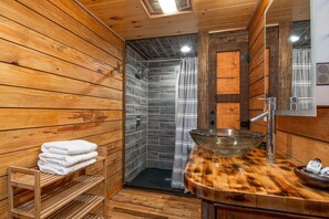 Hair dryer, towels, soap, shampoo - Foxwood Cabin - Hot Tub, Waterfalls & Pet-Friendly (Zirconia)