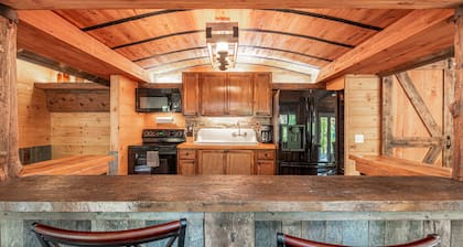 Foxwood Cabin / Hot Tub, Wifi, Pet Friendly, Easy Access