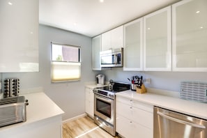 Réfrigérateur, micro-ondes, plaque de cuisson, lave-vaisselle