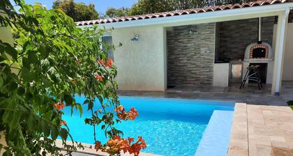 Dépendance avec piscine et jardin privés